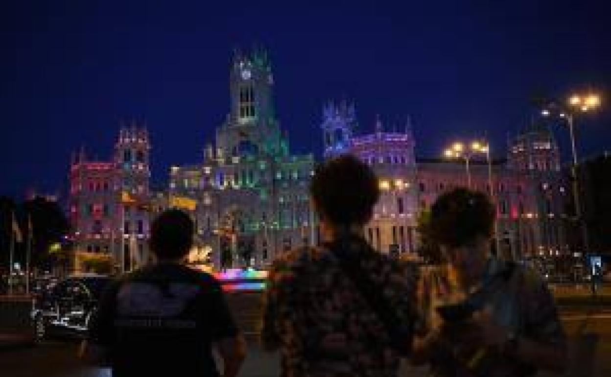 Un momento de la manifestación del Orgullo el pasado sábado en Madrid, a su paso por la Cibeles. 