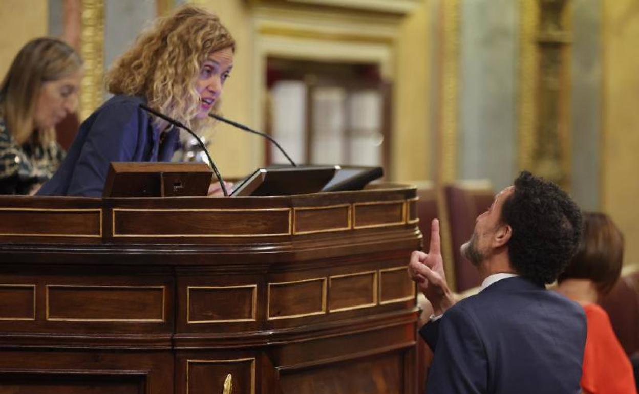 El portavoz de Ciudadanos, Edmundo Bal, discute este jueves con la presidenta del Congreso, Meritxell Batet.