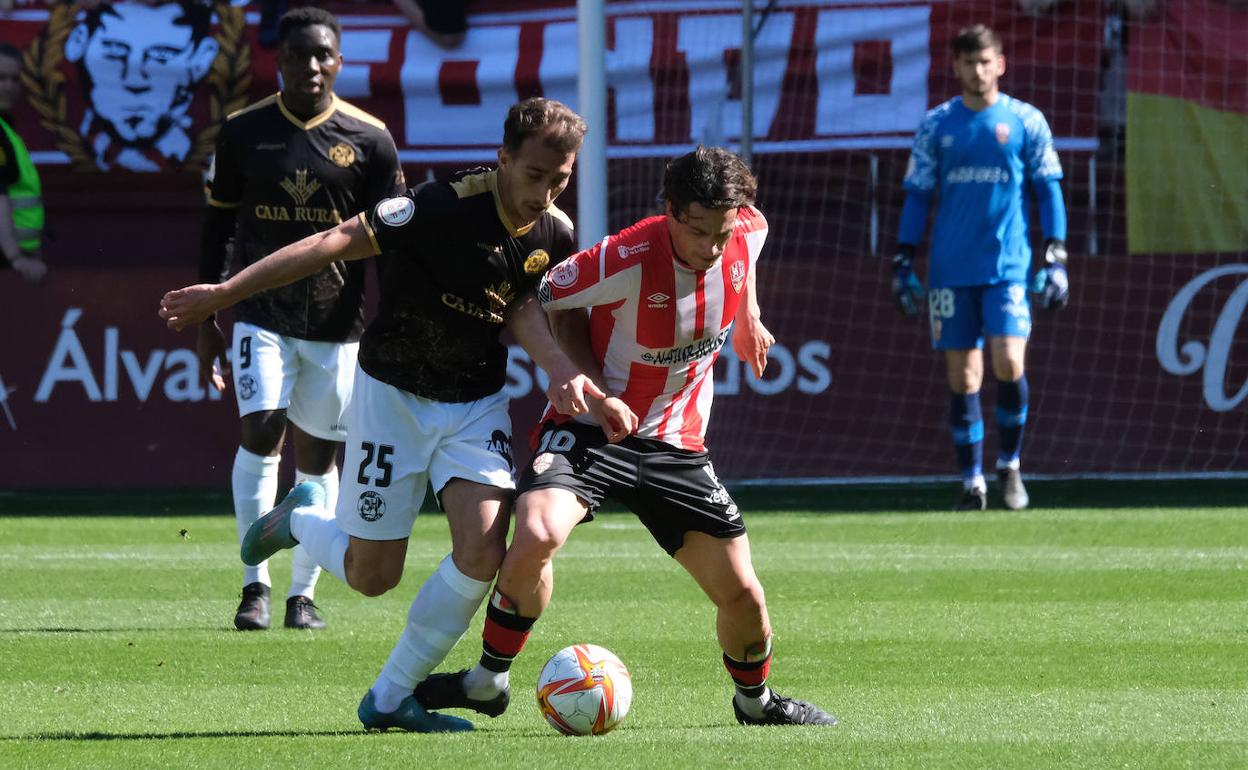 Baselga pugna por el esférico con Guarrotxena. 