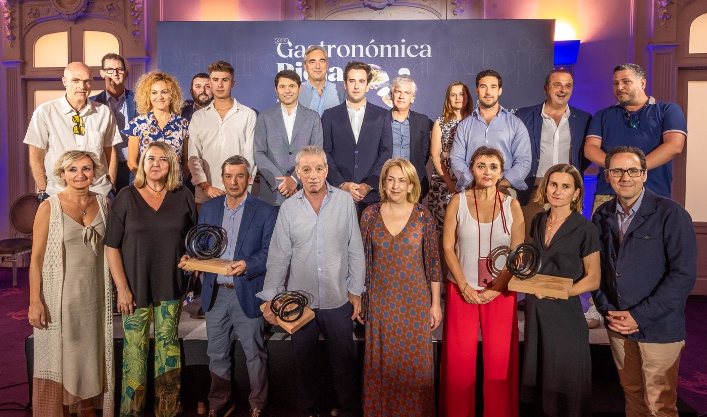 Los tres galardonados de laGastronómica Rioja posanjunto a los organizadores ylos patrocinadores en elCírculo Logroñés.