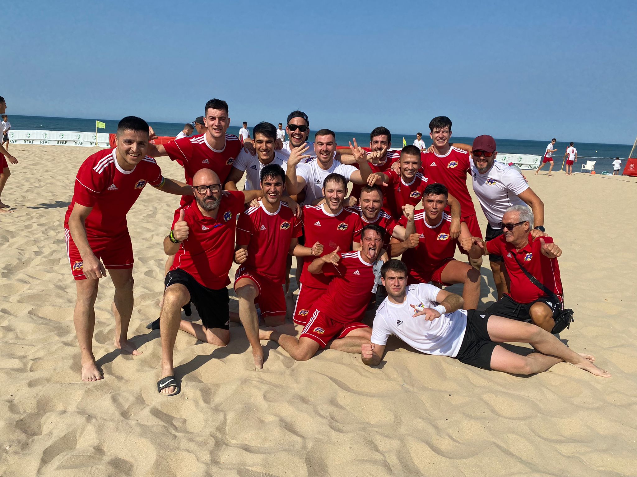 La selección riojana celebra su victoria ante Madrid. 