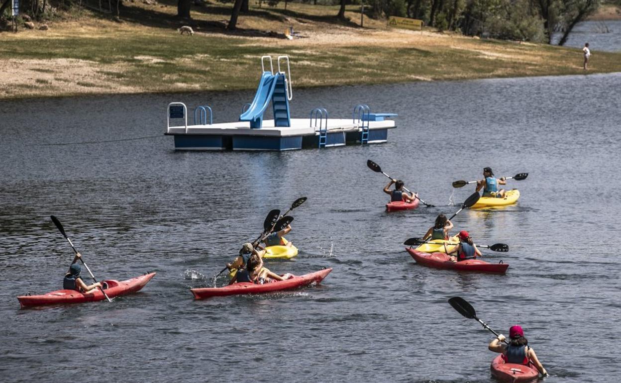 Actividades acuáticas en el embalse González Lacasa. 