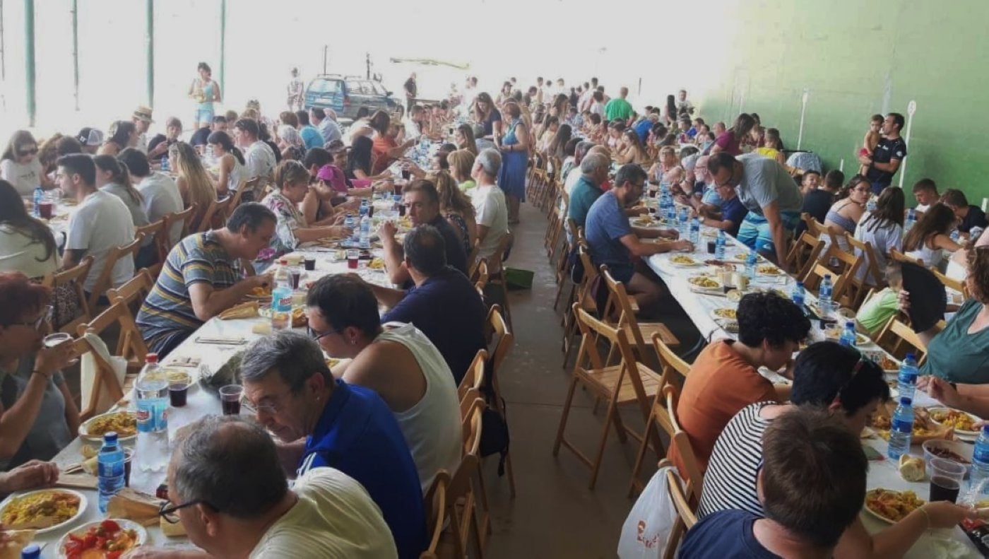 Comida en el frontón de Cornago, ayer. 