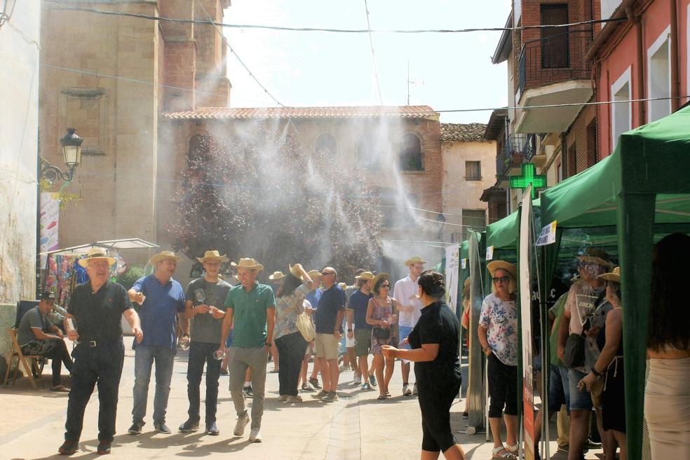 La fina capa de agua pulverizada sirvió de alivio a los asistentes ante el calor reinante. 