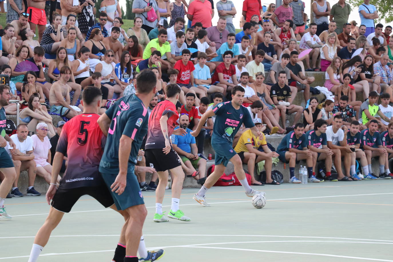 Fotos: 48 Horas de Fútbol Sala de Alfaro: Segura impulsa la remontada que da la Colegiata al Aema