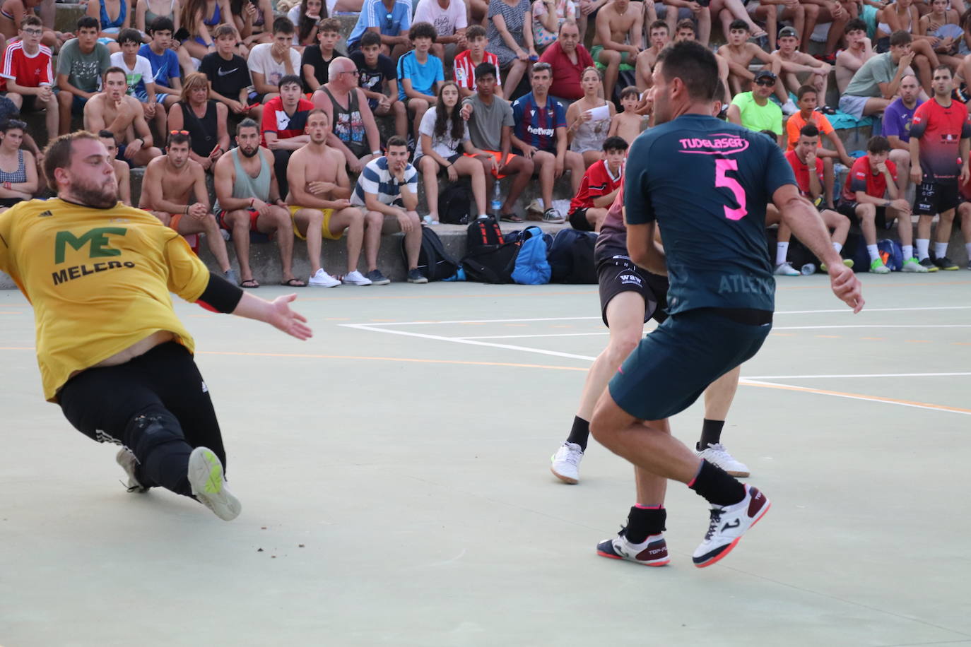 Fotos: 48 Horas de Fútbol Sala de Alfaro: Segura impulsa la remontada que da la Colegiata al Aema