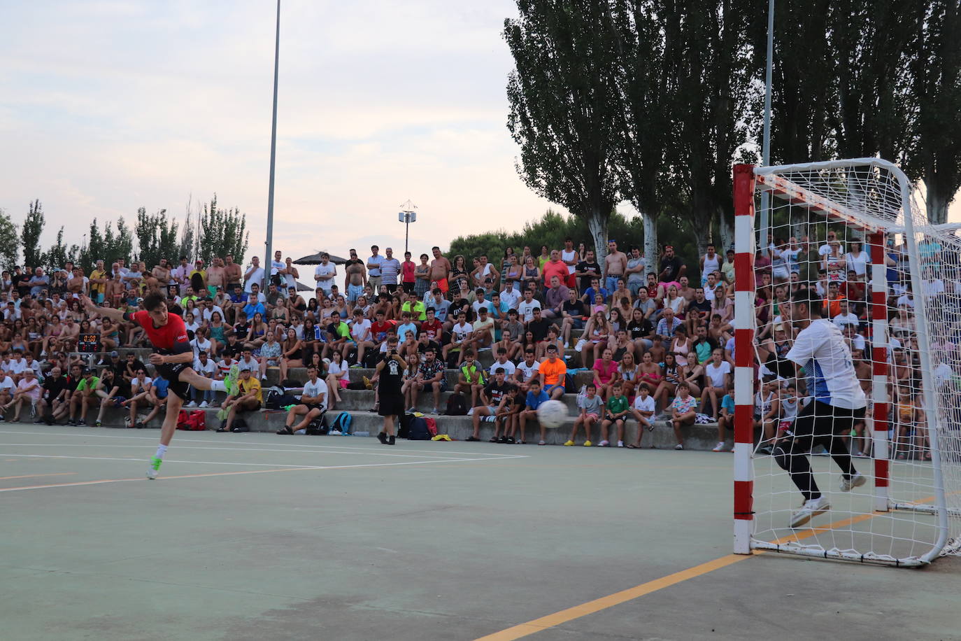 Fotos: 48 Horas de Fútbol Sala de Alfaro: Segura impulsa la remontada que da la Colegiata al Aema