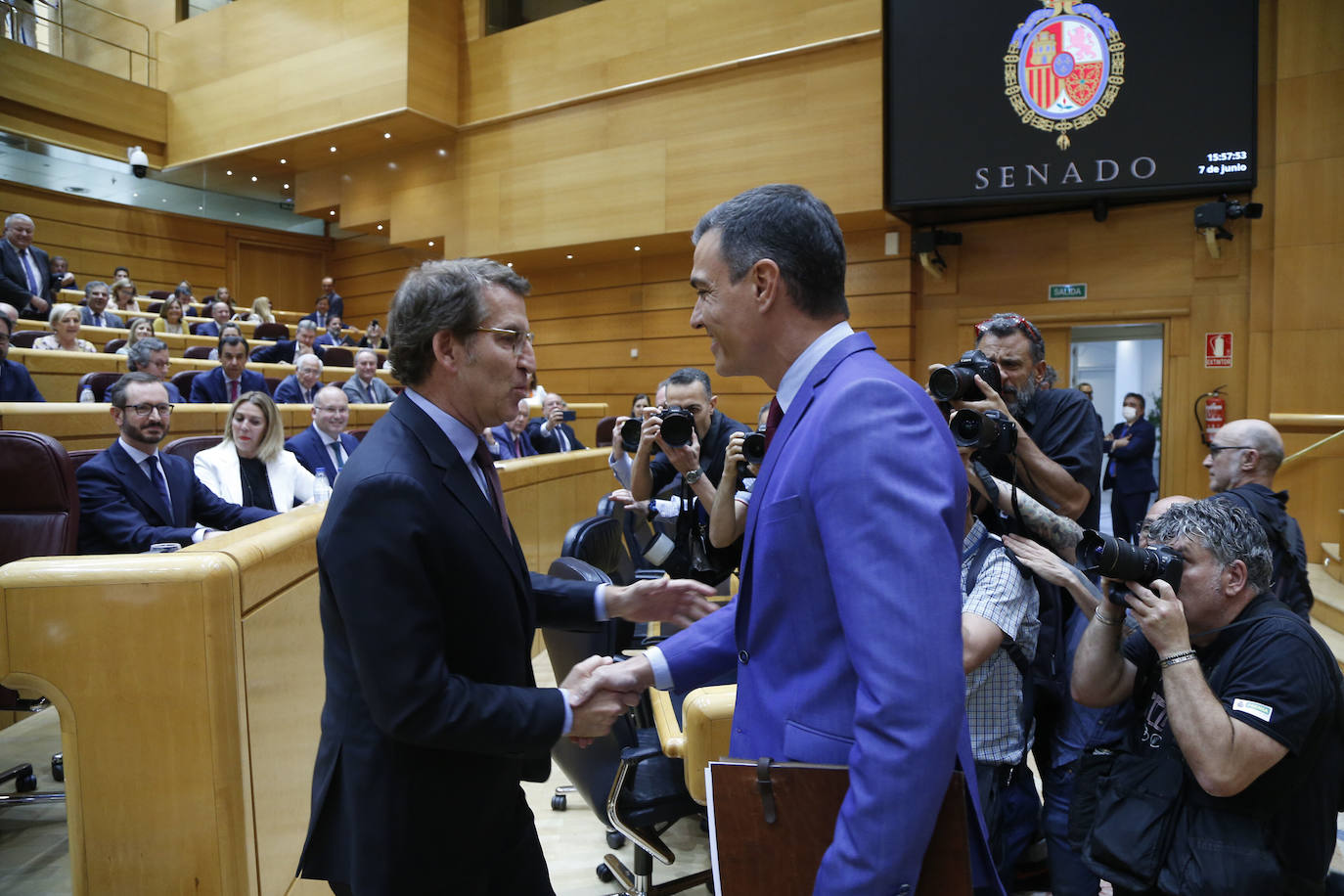 Feijóo saluda a Pedro Sánchez en el Senado.