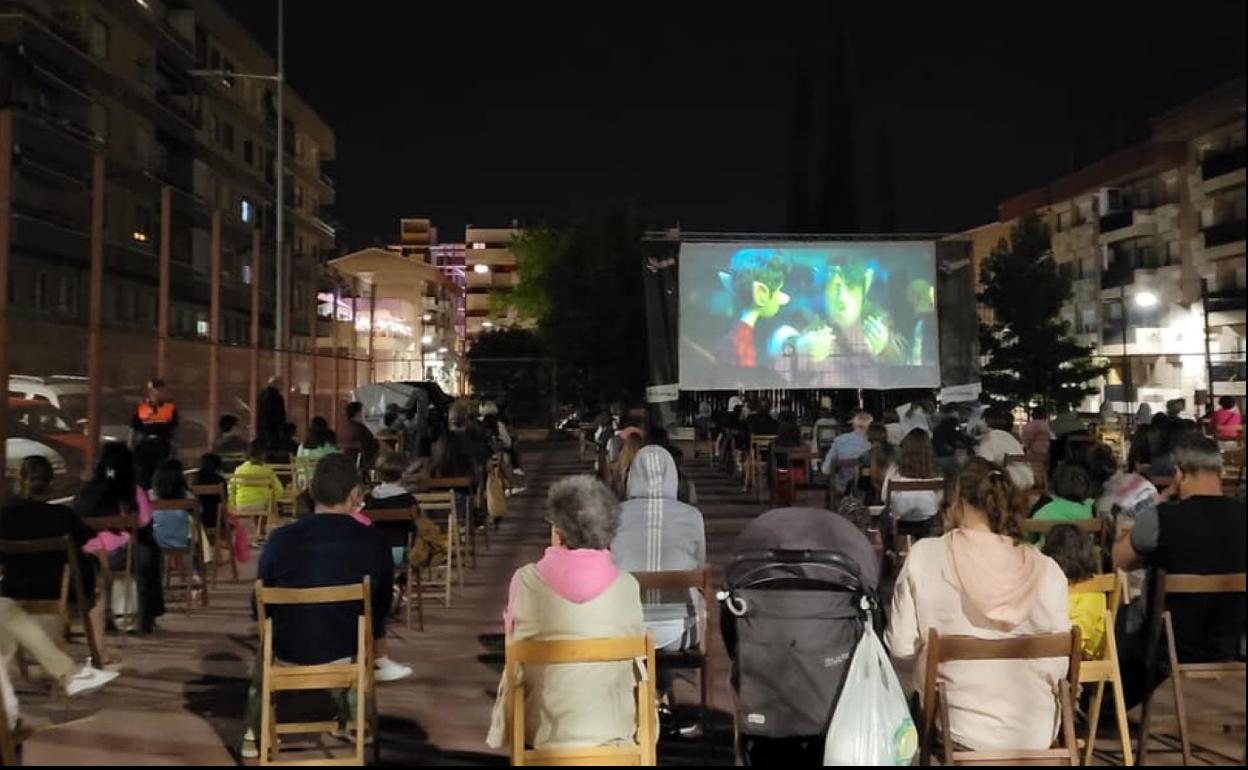 Imagen del 'Cine de verano' en el barrio de La Paz en julio pasado. 