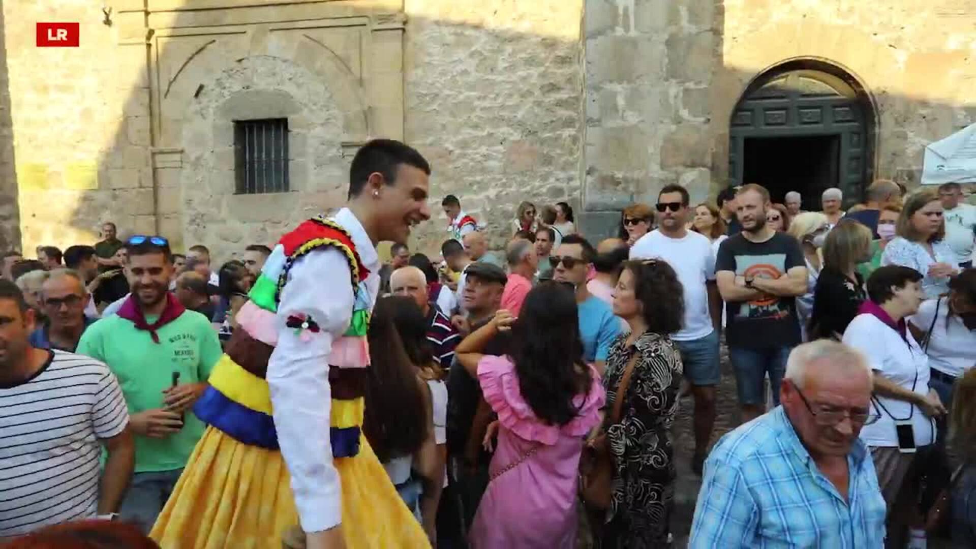 Anguiano recupera la danza de los zancos