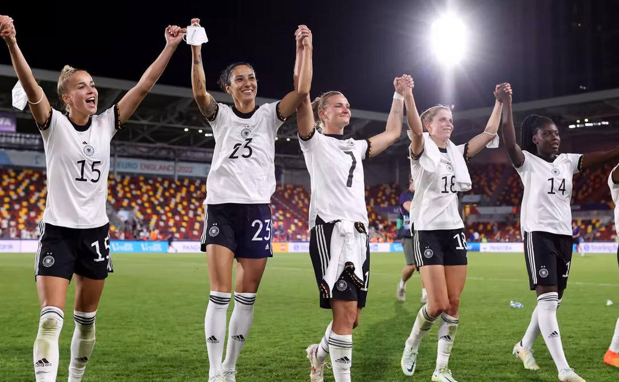 Fotografía de la selección alemana al acabar un partido de la Eurocopa 2022. 