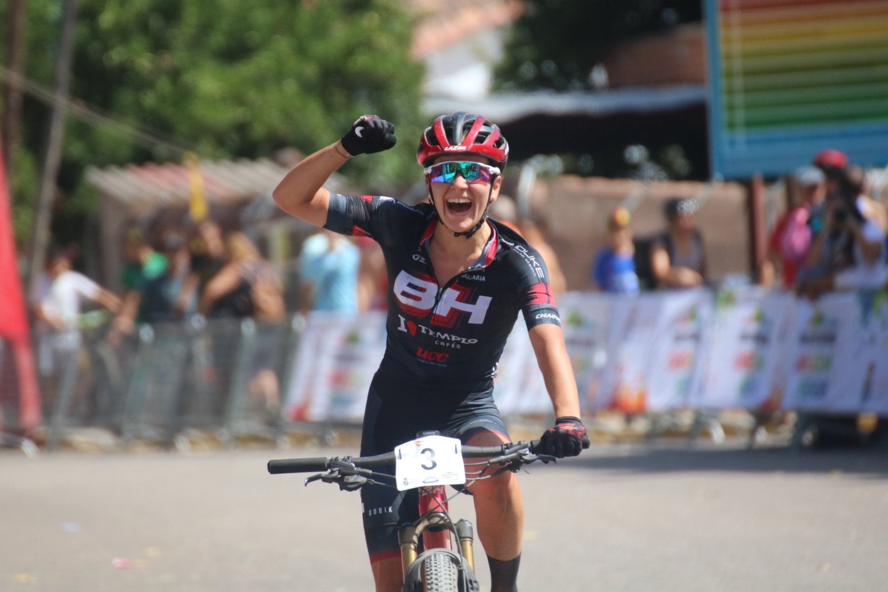 Rocío García festeja su victoria; a la derecha el histórico podio del BH Templo Cafés en la competición femenina, y el masculino. 