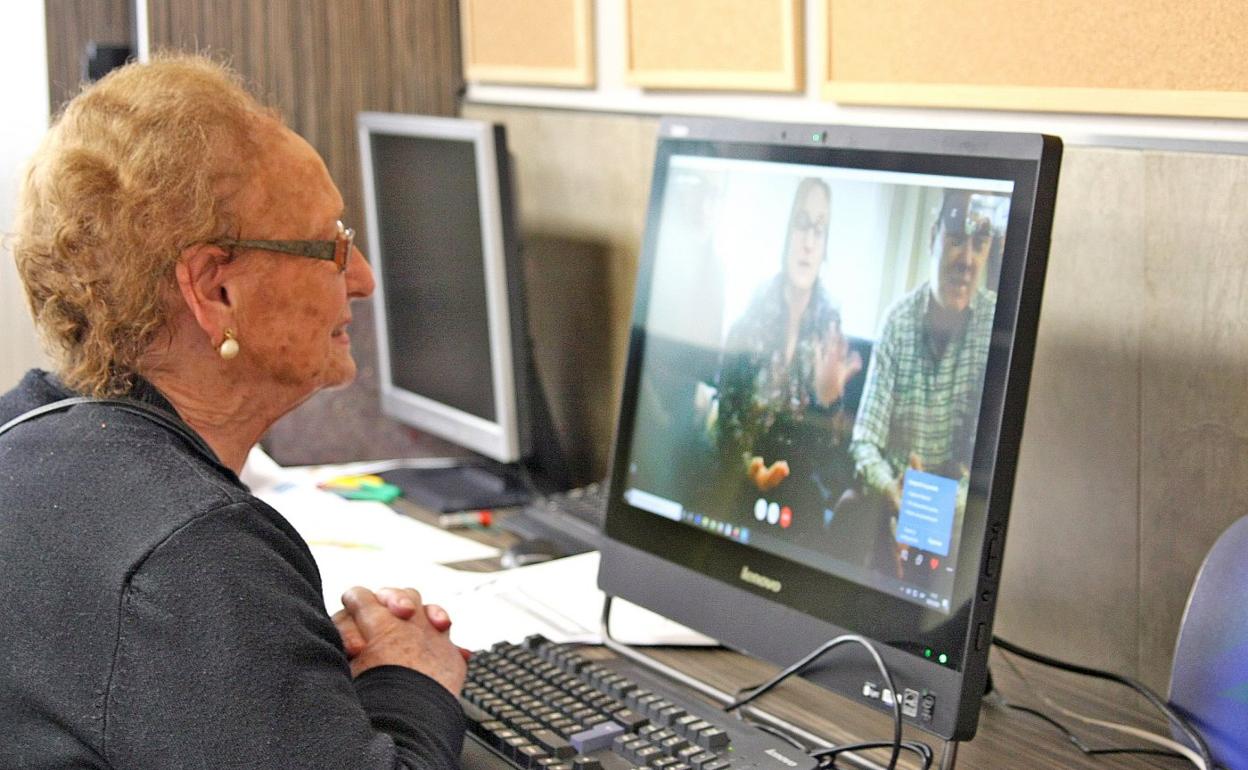 Una mujer se comunica con su familia por videoconferencia desde la residencia de mayores Santa Justa durante la pandemia. 