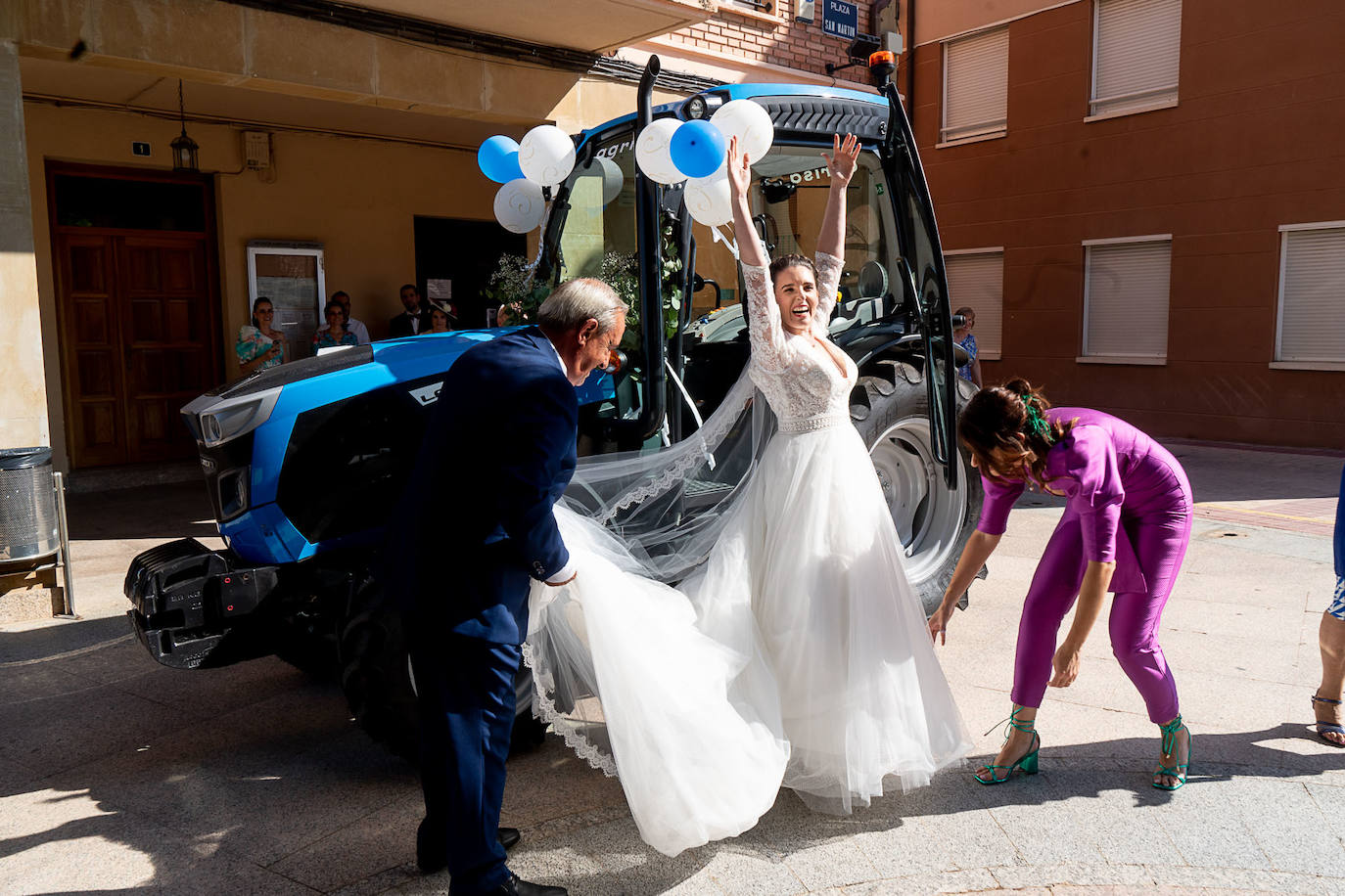 Fotos: La novia, al altar en tractor