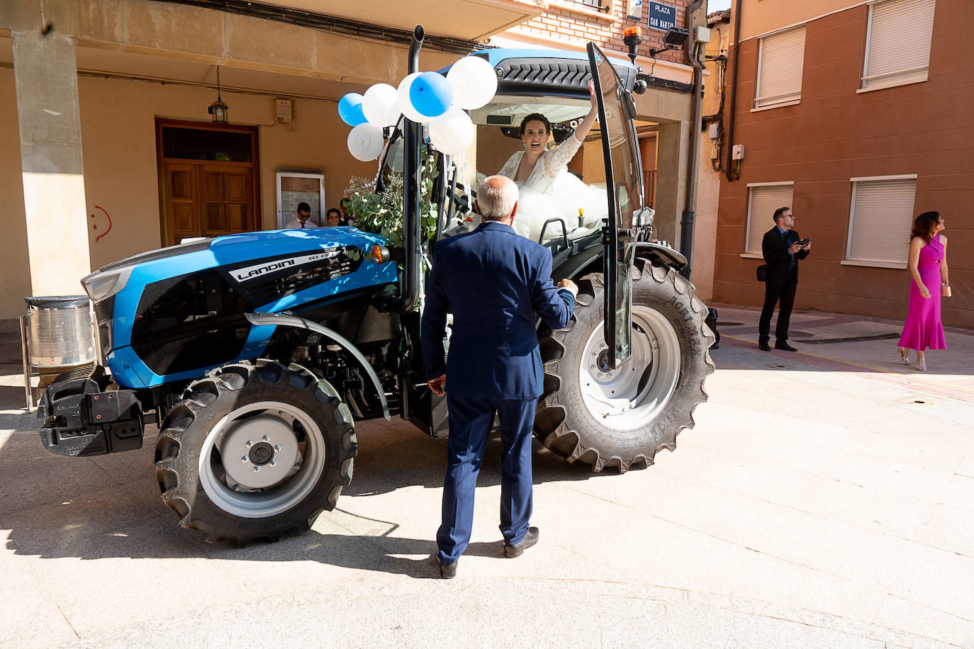 Fotos: La novia, al altar en tractor