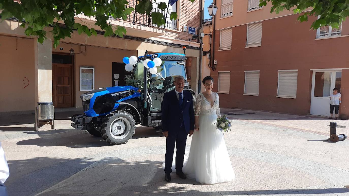 Fotos: La novia, al altar en tractor