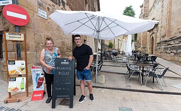 Susana Vélez y Daniel García posan en la terraza de la bocatería Move de Navarrete, en pleno Camino de Santiago. 