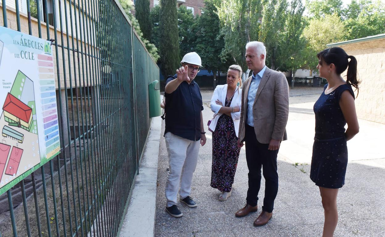 El alcalde y la concejal de Educación visitan las obras del CEIP VARIA.