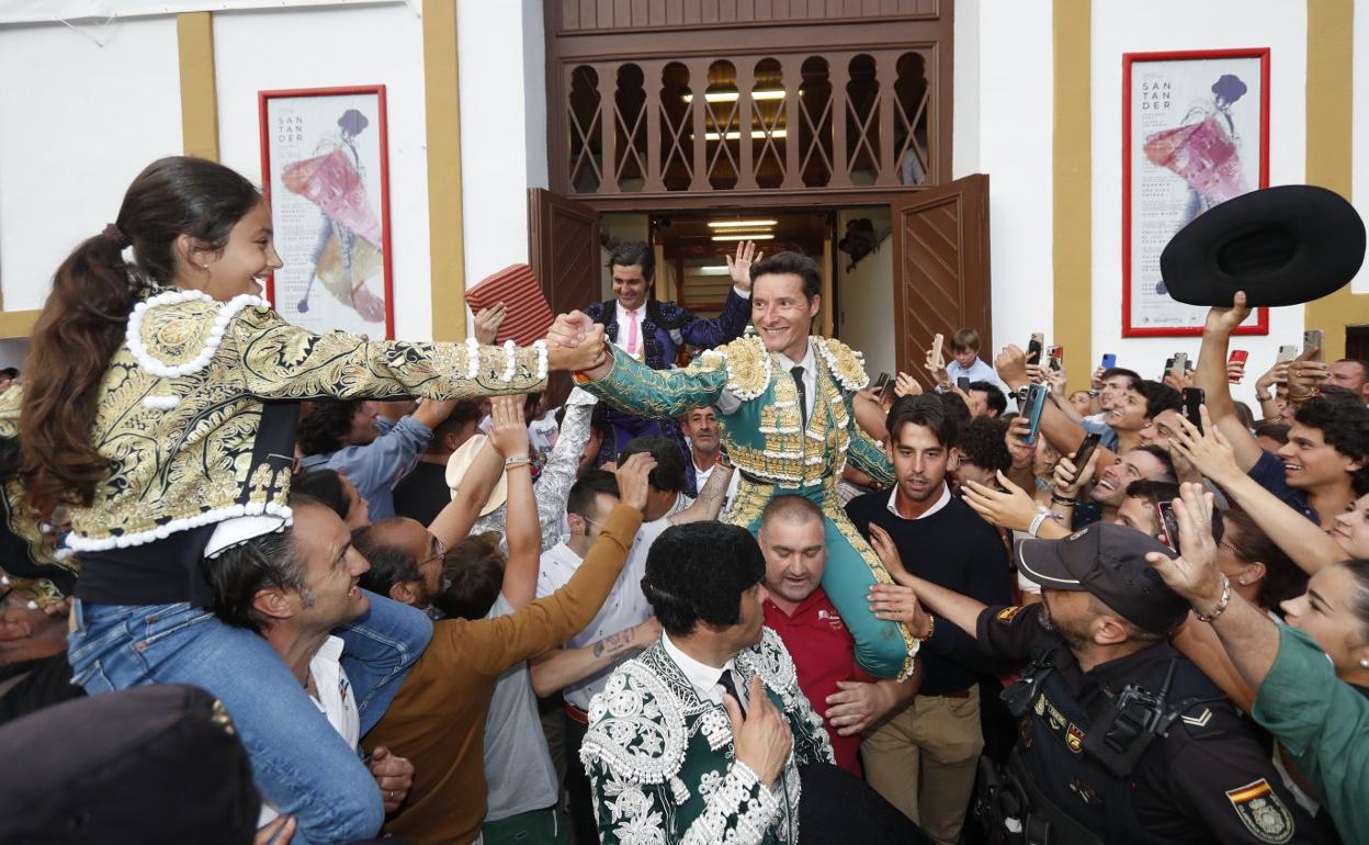 Urdiales recibe el cariño y la admiración del público al salir a hombros junto a Morante de la Puebla . 