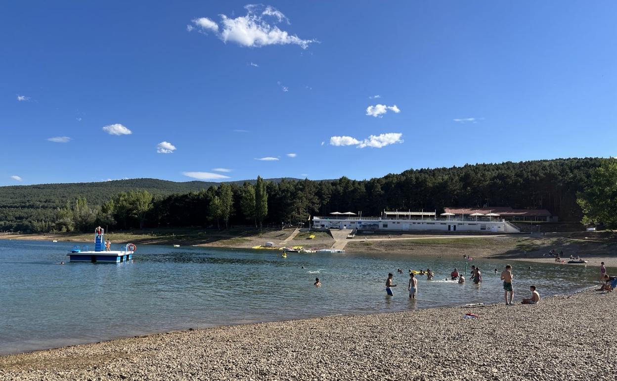 Estado que presentaba ayer por la tarde el embalse González Lacasa, que en el último mes ha perdido 4,5 hectómetros cúbicos. 