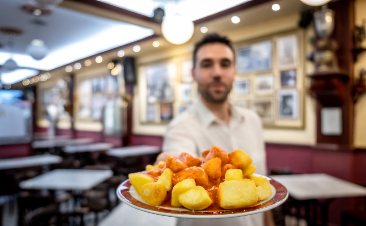 Un plato de 'bravas' de el Café Moderno. 