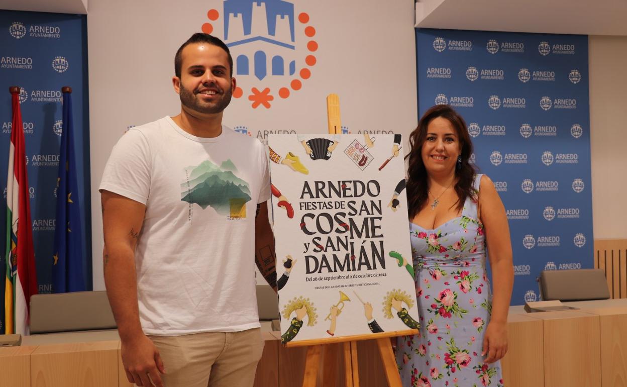 El diseñador Pablo Calahorra y la edil de Cultura, Chus Zapata, con el cartel anunciador de las fiestas. 