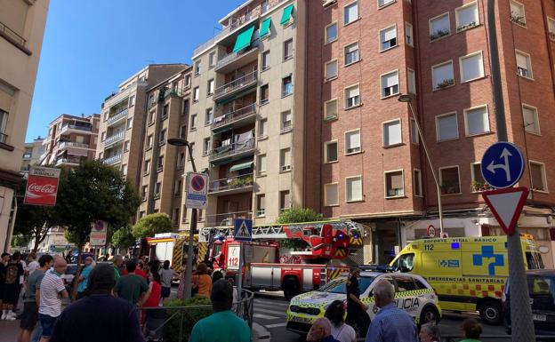 Imagen principal - Los vecinos desalojados esperan en el exterior.; en el patio interior, lleno de cascotes, se encuentra aún el cadáver del fallecido