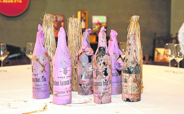 Las botellas de vino, en sus fundas de papel.