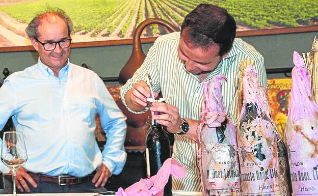 Abriendo, con mucho cuidado, una de las botellas. donézar