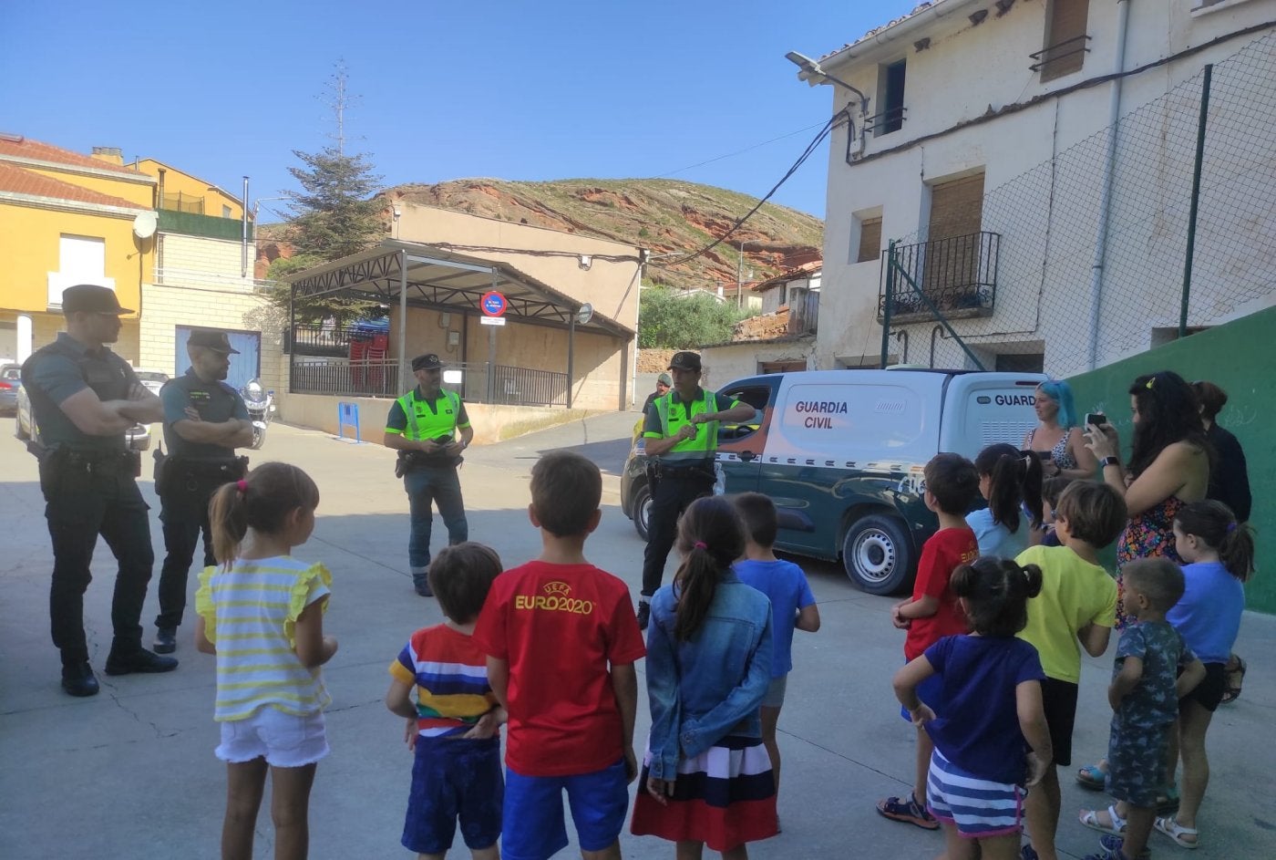 Los chicos reciben también visitas formativas de distintos cuerpos. 