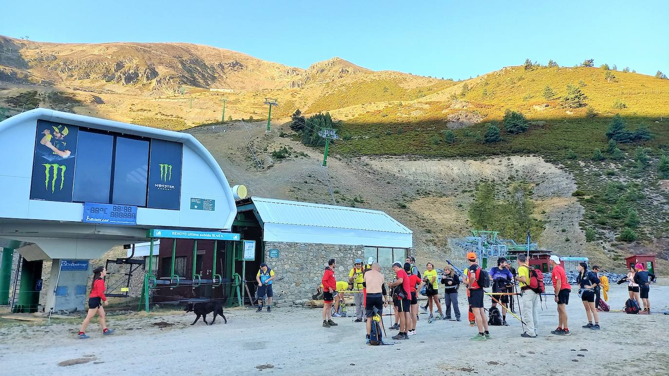 Ocho invidentes de Montañeros Amigos Unidos de la ONCE suben a la montaña más alta de La Rioja con la ayuda de una veintena de guías voluntarios.