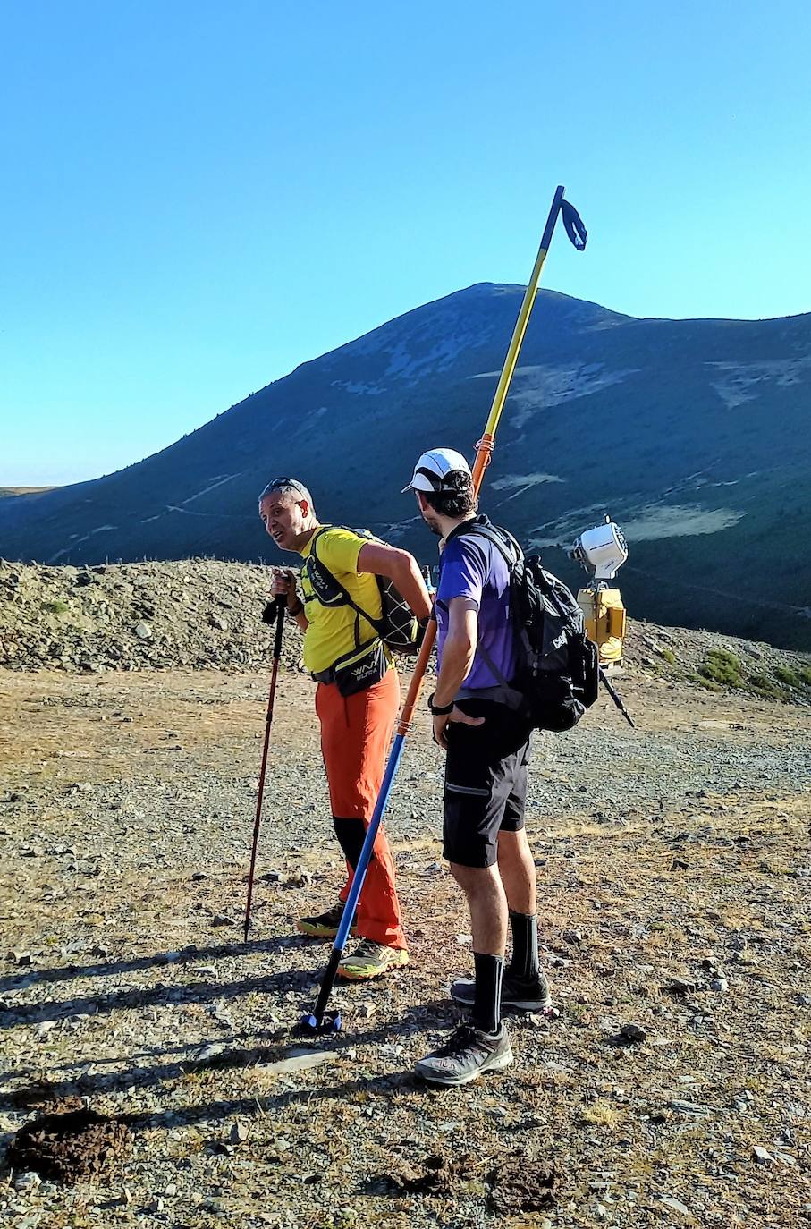 Ocho invidentes de Montañeros Amigos Unidos de la ONCE suben a la montaña más alta de La Rioja con la ayuda de una veintena de guías voluntarios.