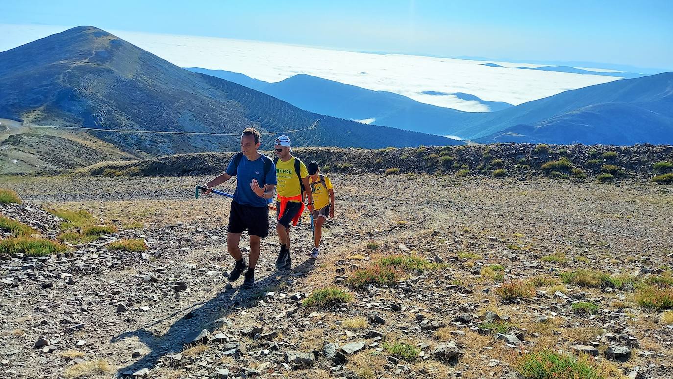 Ocho invidentes de Montañeros Amigos Unidos de la ONCE suben a la montaña más alta de La Rioja con la ayuda de una veintena de guías voluntarios.