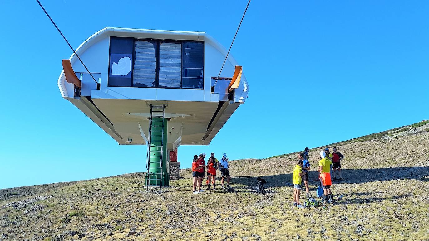 Ocho invidentes de Montañeros Amigos Unidos de la ONCE suben a la montaña más alta de La Rioja con la ayuda de una veintena de guías voluntarios.