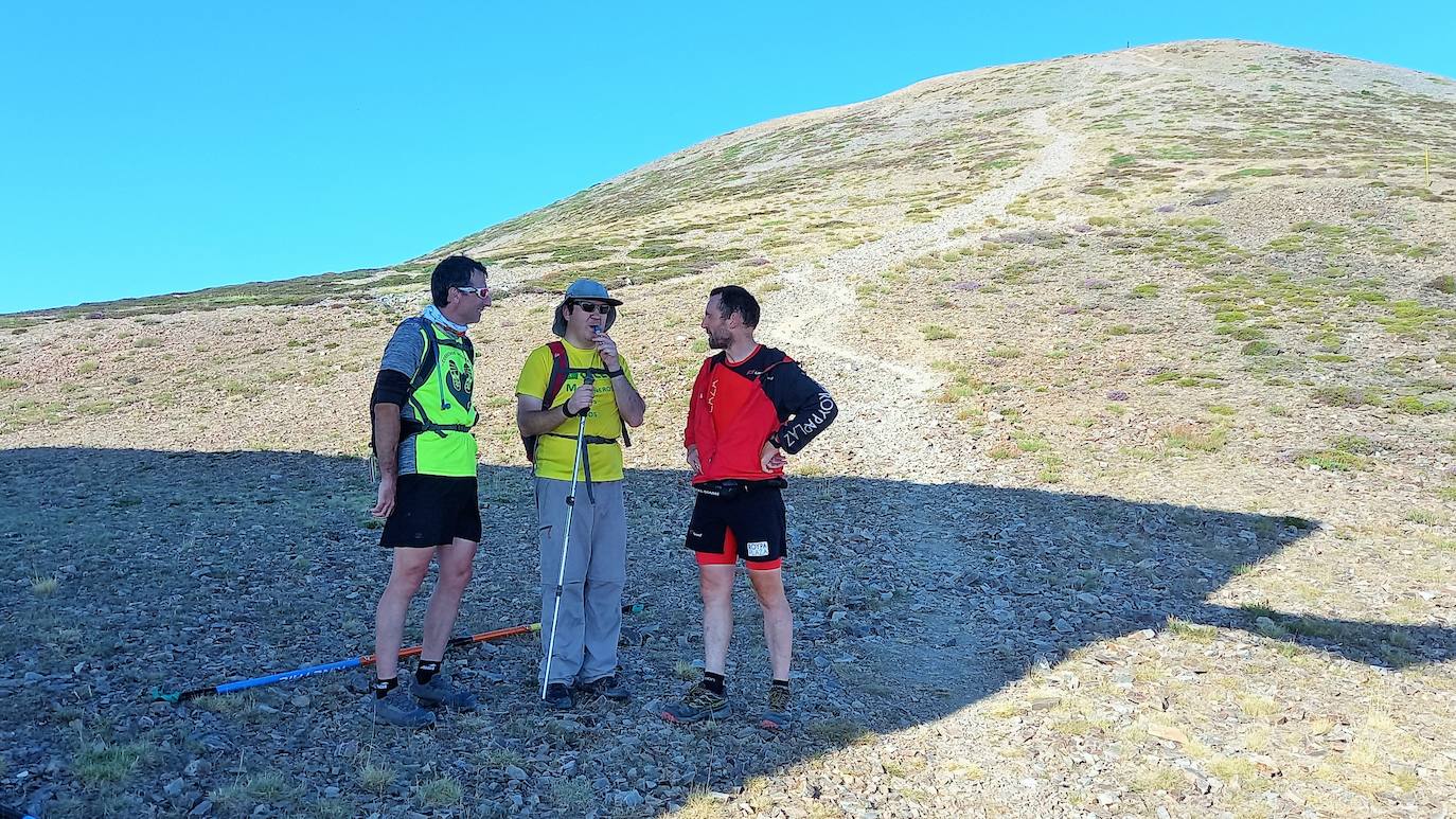 Ocho invidentes de Montañeros Amigos Unidos de la ONCE suben a la montaña más alta de La Rioja con la ayuda de una veintena de guías voluntarios.