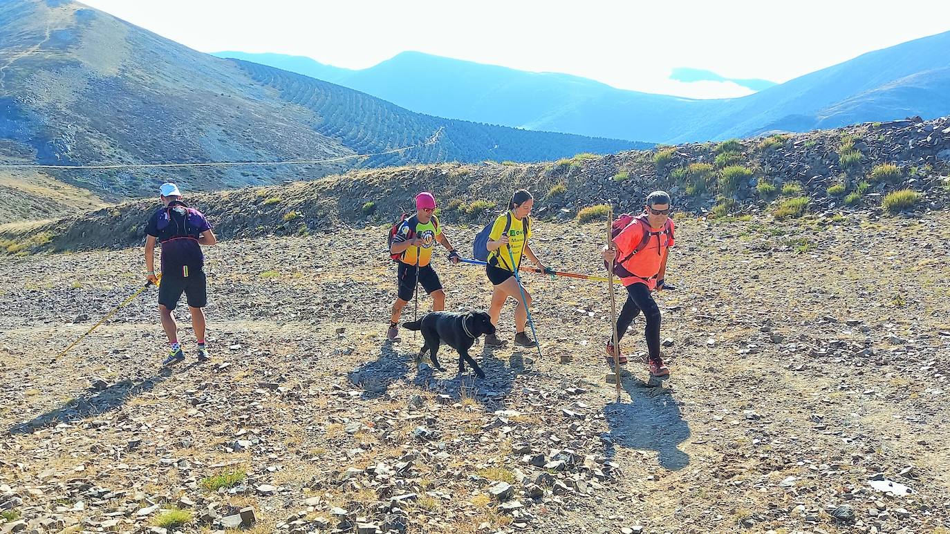 Ocho invidentes de Montañeros Amigos Unidos de la ONCE suben a la montaña más alta de La Rioja con la ayuda de una veintena de guías voluntarios.