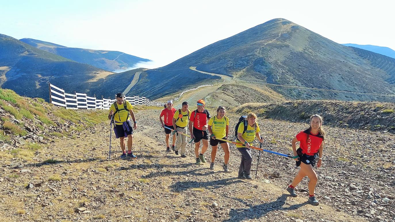 Ocho invidentes de Montañeros Amigos Unidos de la ONCE suben a la montaña más alta de La Rioja con la ayuda de una veintena de guías voluntarios.