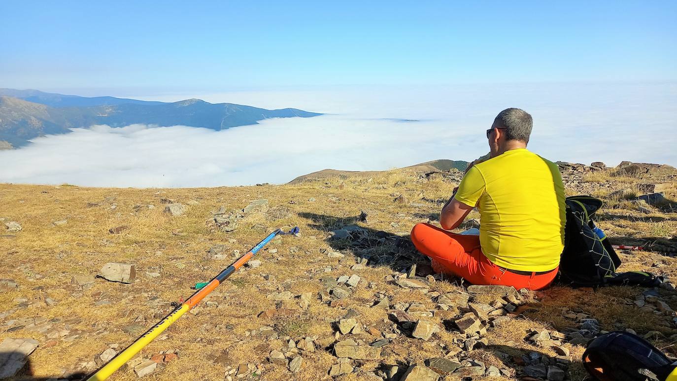 Ocho invidentes de Montañeros Amigos Unidos de la ONCE suben a la montaña más alta de La Rioja con la ayuda de una veintena de guías voluntarios.