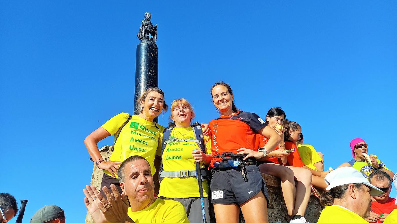 Ocho invidentes de Montañeros Amigos Unidos de la ONCE suben a la montaña más alta de La Rioja con la ayuda de una veintena de guías voluntarios.