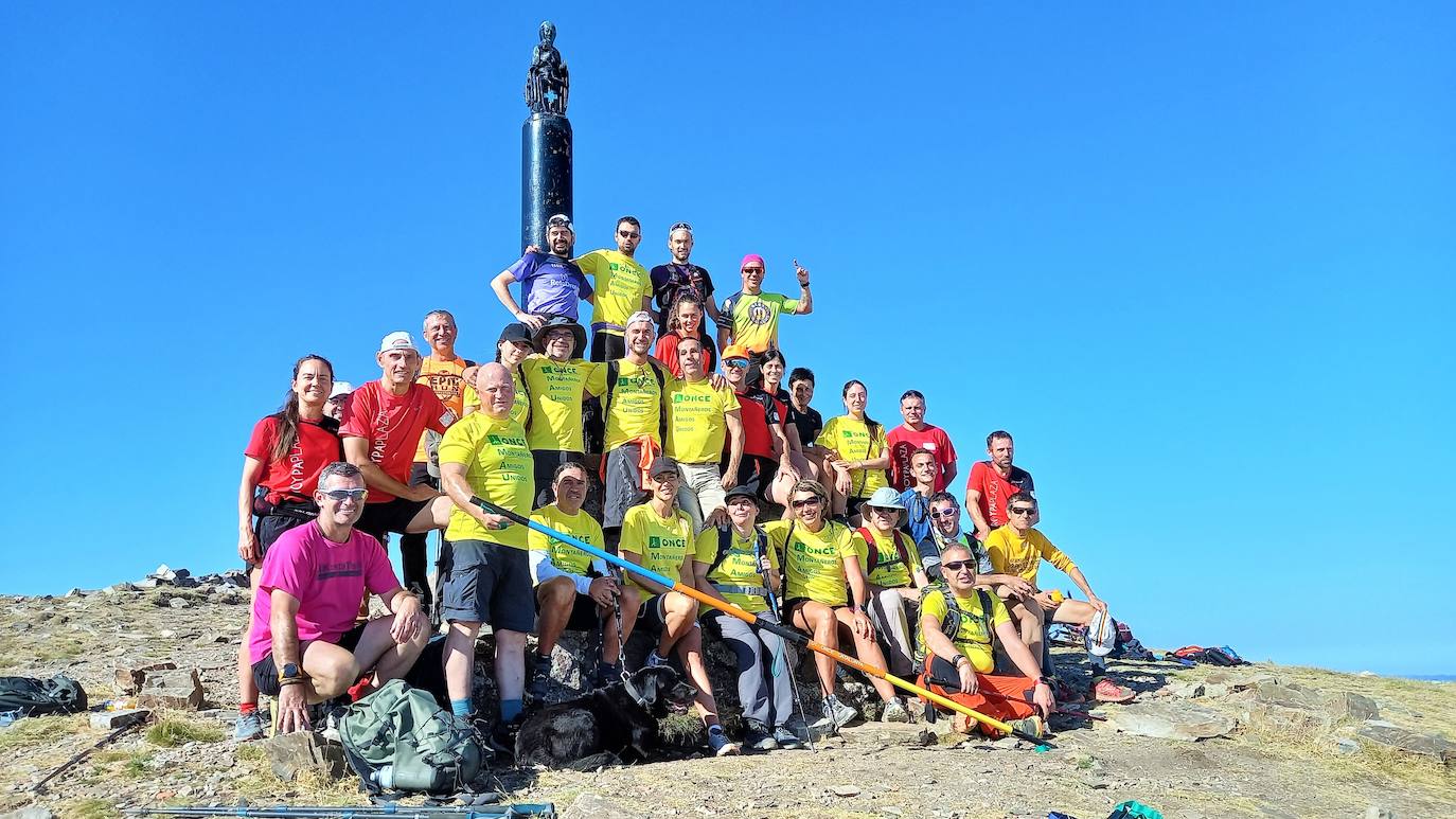 Ocho invidentes de Montañeros Amigos Unidos de la ONCE suben a la montaña más alta de La Rioja con la ayuda de una veintena de guías voluntarios.