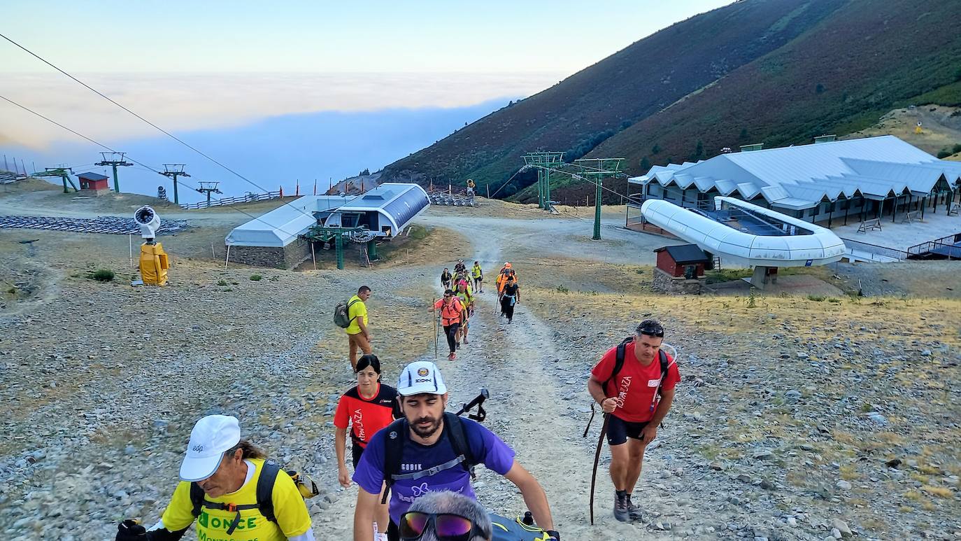 Ocho invidentes de Montañeros Amigos Unidos de la ONCE suben a la montaña más alta de La Rioja con la ayuda de una veintena de guías voluntarios.