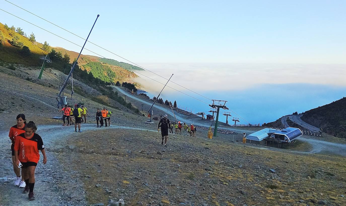 Ocho invidentes de Montañeros Amigos Unidos de la ONCE suben a la montaña más alta de La Rioja con la ayuda de una veintena de guías voluntarios.