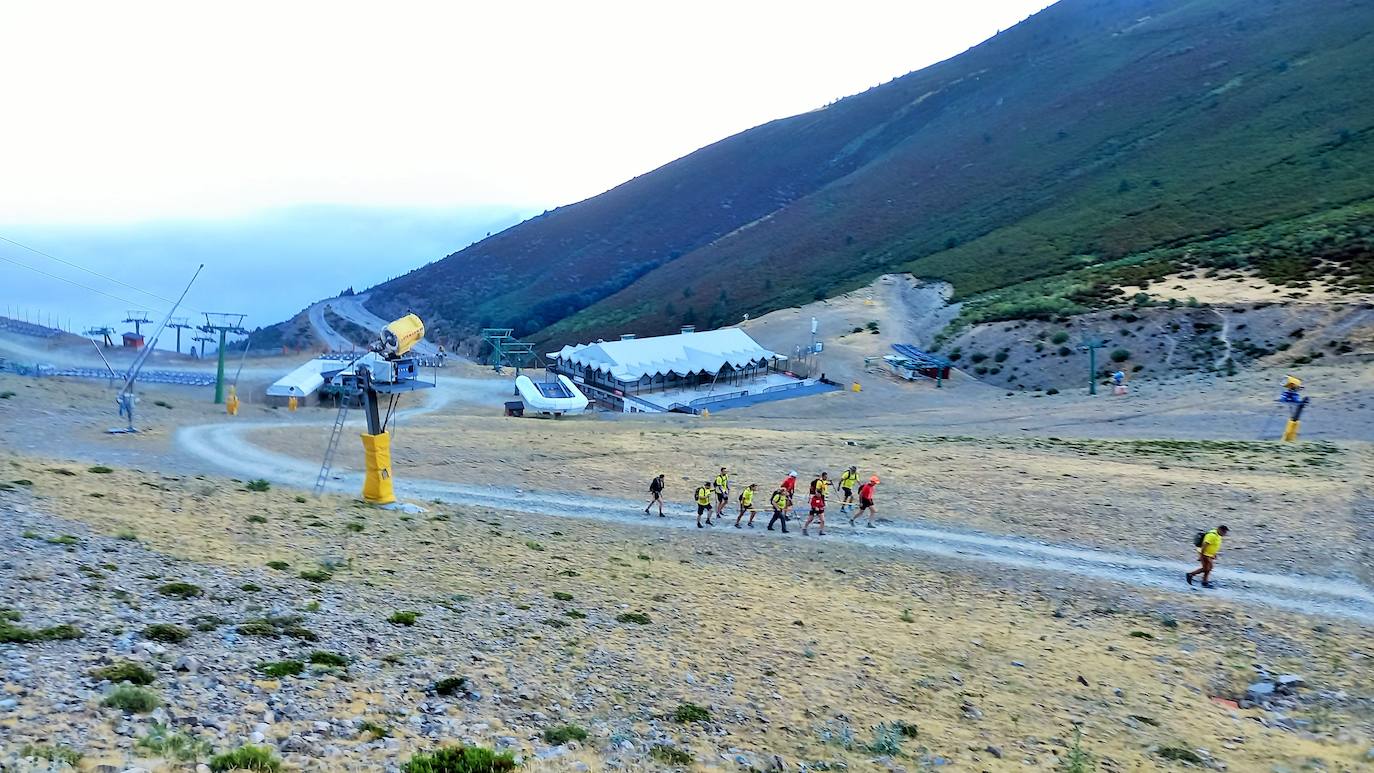 Ocho invidentes de Montañeros Amigos Unidos de la ONCE suben a la montaña más alta de La Rioja con la ayuda de una veintena de guías voluntarios.