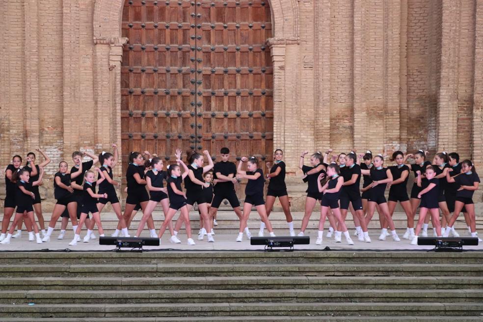 El embrujo de danza y música que hechiza en el Artencalle