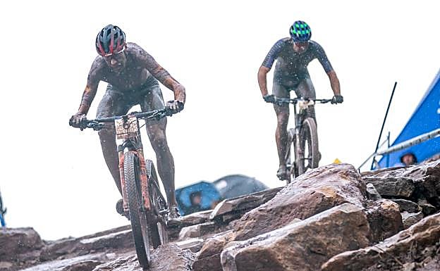 Valero entra feliz a la meta de Snowshoe; abajo. 