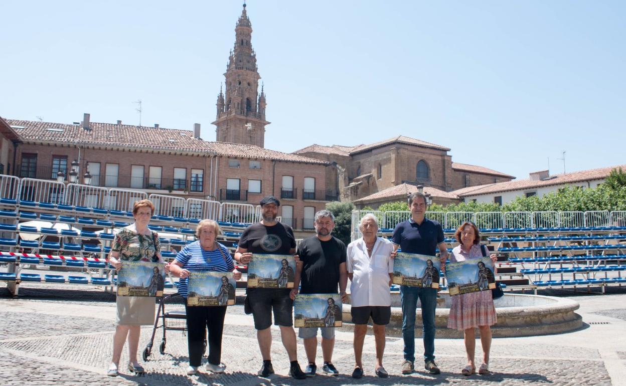 Representantes del Ayuntamiento, Asociación Teatral Calceatense y dirección de 'Los Milagros del Santo', junto a la grada de la plaza de España. 