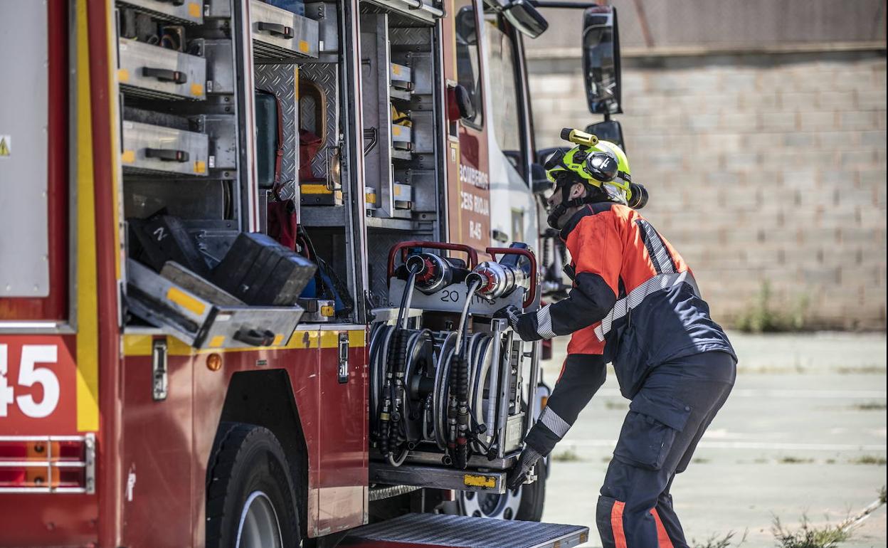 Un bombero prepara el camión en una imagen de archivo. 