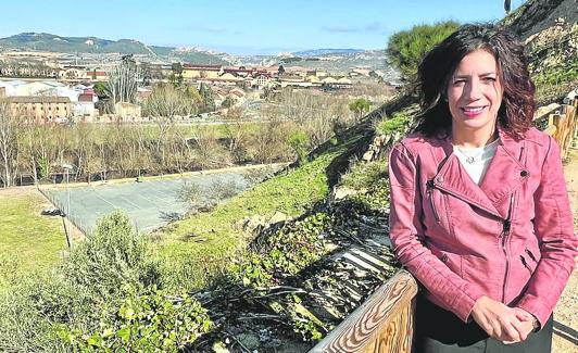 La alcaldesa de Haro, Laura Rivado, posaba, en una imagen de archivo, en el punto donde se construirá la pasarela peatonal. 