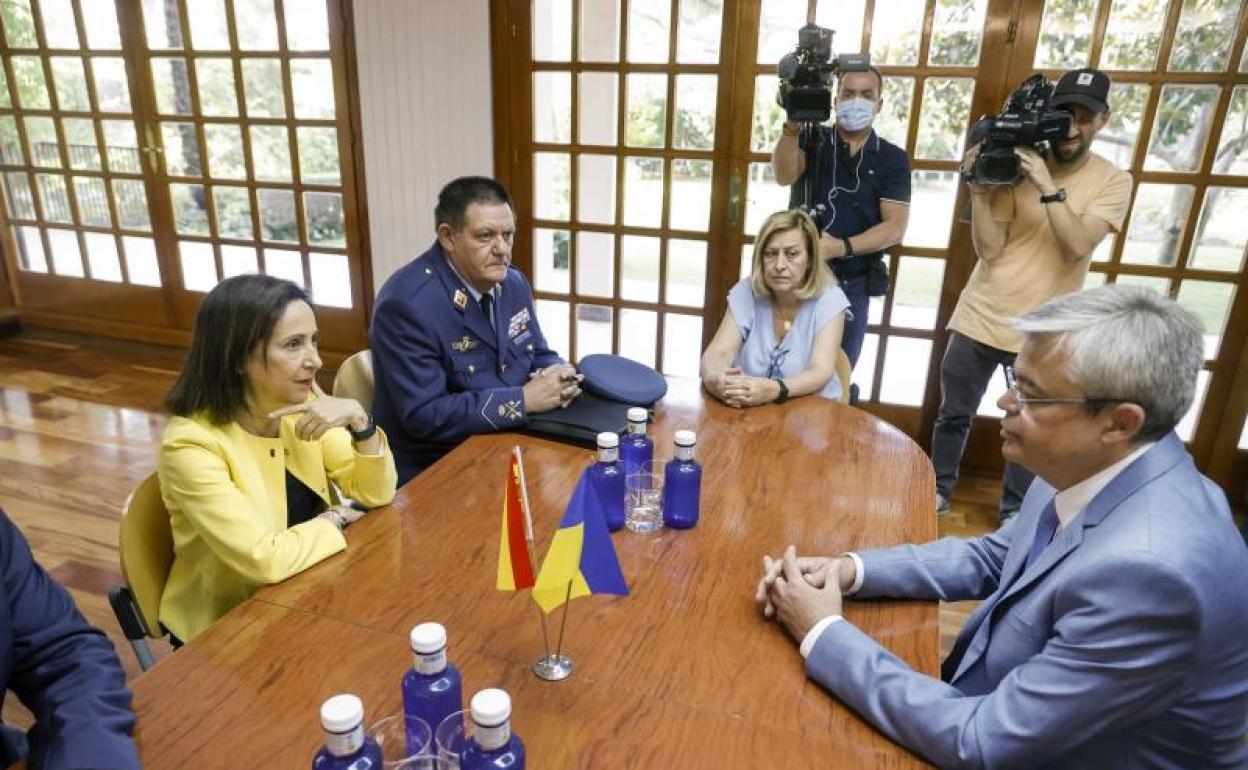 La ministra de Defensa, Margarita Robles (i), durante la reunión que ha mantenido este miércoles con el embajador de Ucrania, Serhii Pohoreltsev (d) 