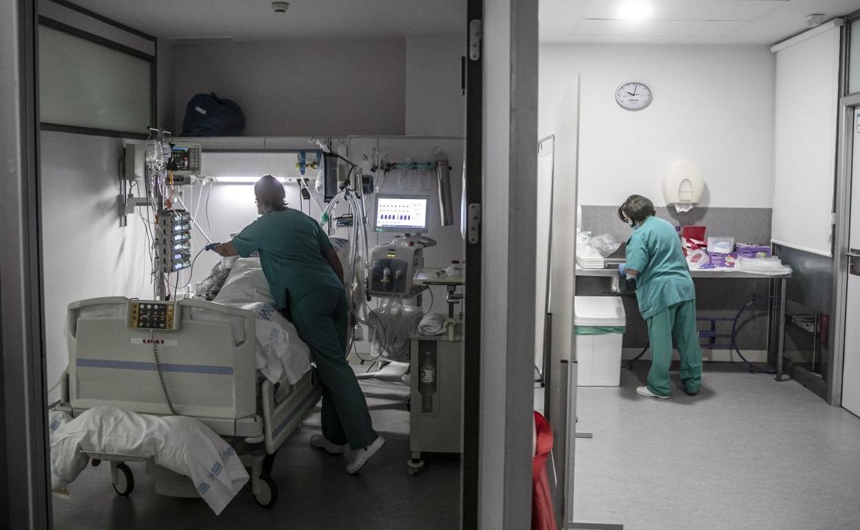 Una profesional sanitaria atiende a un paciente ingresado en una de las plazas de la Unidad de Críticos del hospital San Pedro. 